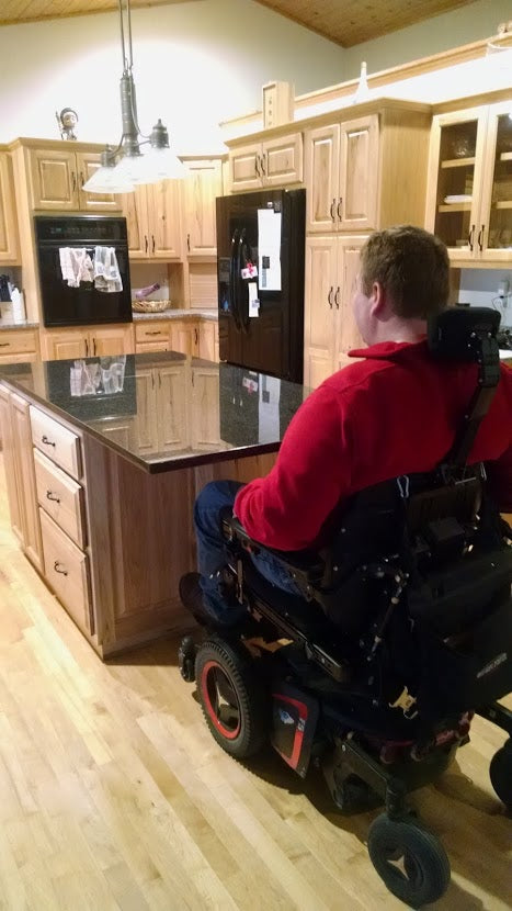 Armario de microondas con horno de convección de elevación vertical para cocina accesible en silla de ruedas
