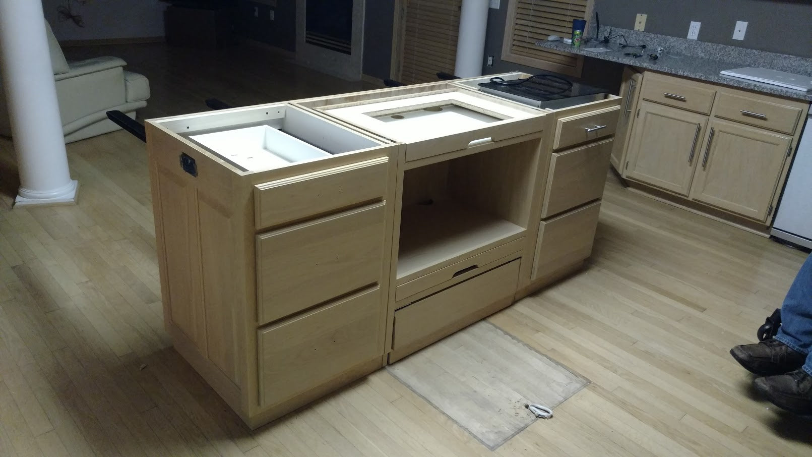 Armario de microondas con horno de convección de elevación vertical para cocina accesible en silla de ruedas